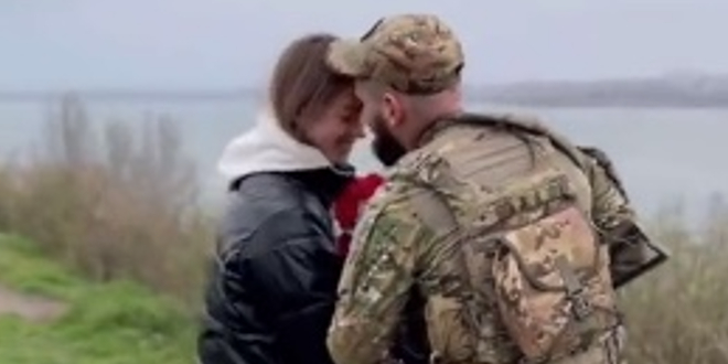 LJUBAV U DOBA RATA Ukrajinski vojnik zaprosio djevojku, pogledajte kako je to izgledalo