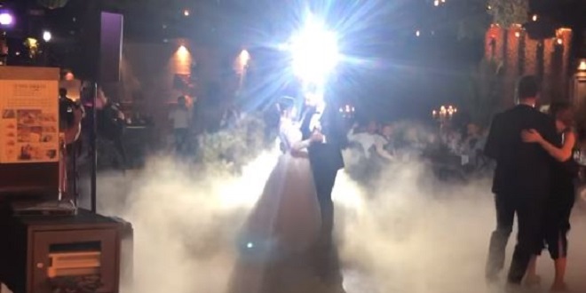 VIDEO Gost iznenađenja uletio na vjenčanje: 'Mladenci nisu znali što ih očekuje'