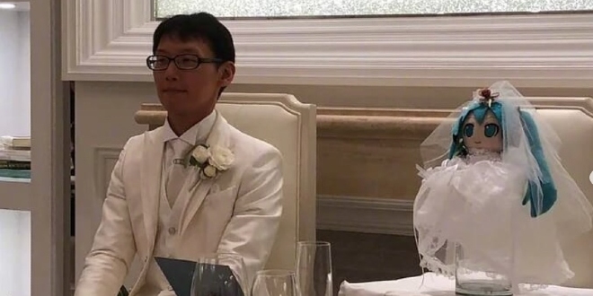 Japanac oženio hologram pa se požalio: 'Nitko iz obitelji nije mi bio na vjenčanju. Ja je volim'