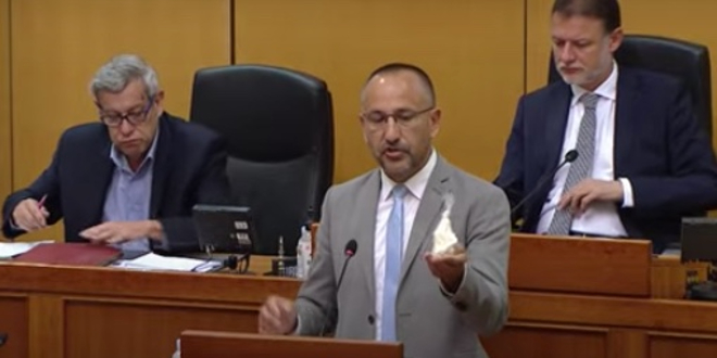 ZEKANOVIĆ U SABOR DONIO VREĆICU: Tvrdi da je to kokain koji je našao kod Milanovića