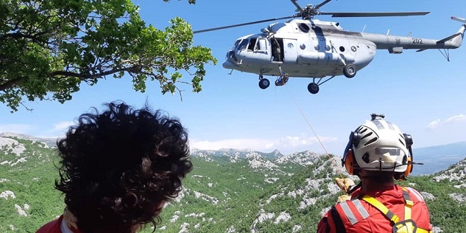 DRAMATIČNA AKCIJA HGSS-a Helikopterom spašavali onesviještenu planinarku, za to vrijeme pala u škrapu još jedna