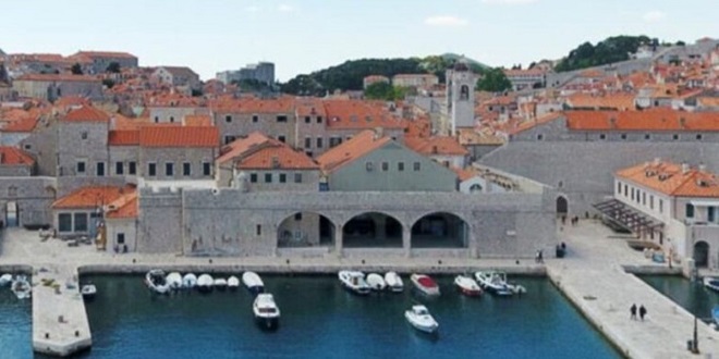 Velika ekološka akcija u Gradskoj luci Dubrovnik, privremena obustava uplovljavanja i isplovljavanja