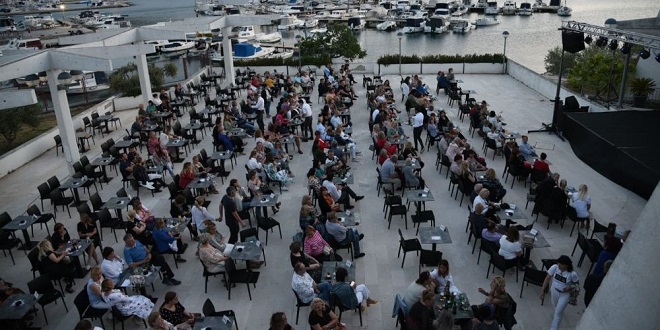Svečano otvoren Teatar uz more 2022., splitska publika uživala u izvedbi kazališta Komedija