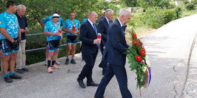 Potpredsjednik Vlade i ministar hrvatskih branitelja Tomo Medved položio vijenac u Trnovi
