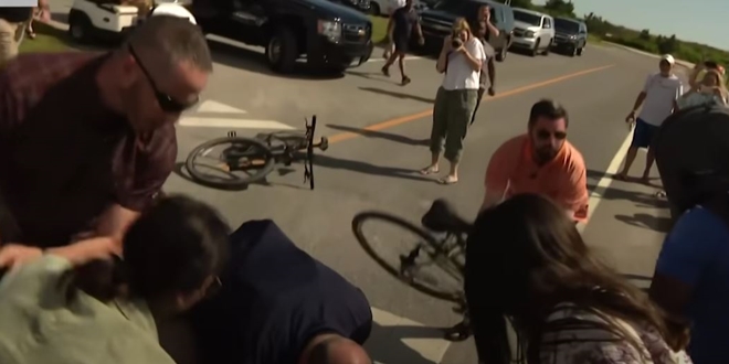 VIDEO Joe Biden pao s bicikla, noga mu zapela za pedalu
