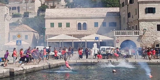 FOTO/VIDEO Tradicionalni skok u more i paljenje bengalki za zadnji dan škole u Pučišćima