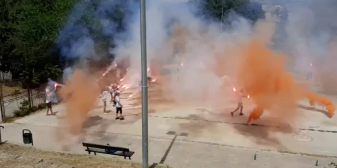 VIDEO Fenomenalna bakljada na igralištu u Varošu