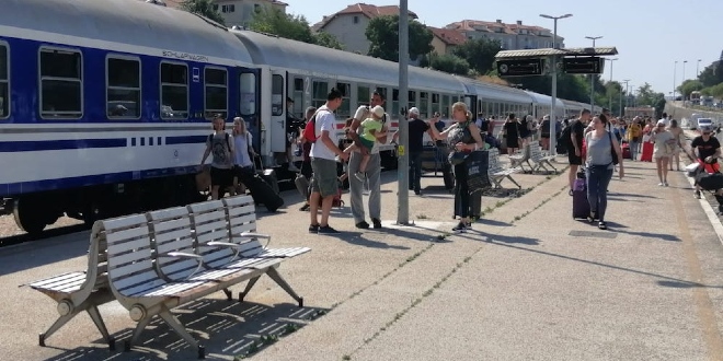 STIGAO S VELIKIM KAŠNJENJEM Nakon 30 godina direktan vlak iz Osijeka za Split