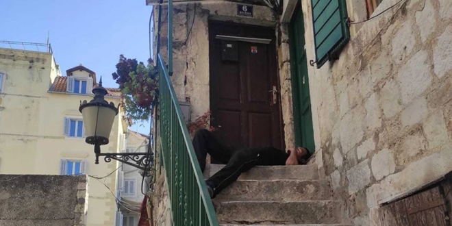 Turist preozbiljno shvatio stih 'Nek' ti kušin bude stina', zaspao ispred apartmana