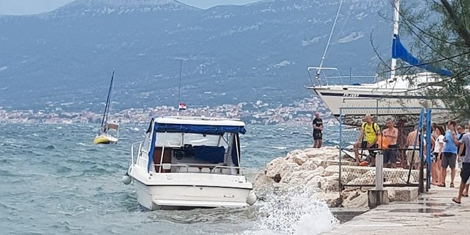 NEVOLJE NA MORU Olujni vjetar bacio gliser na stijene u Splitu