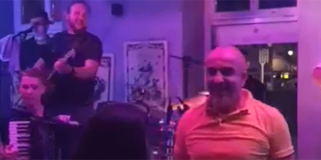 VIDEO: Pogledajte kako se šef Komisije sudaca HNS-a raspametio na Dinamovu pjesmu