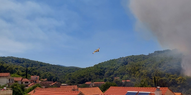 FOTO/VIDEO Požar na Hvaru i dalje bukti, donosimo snimke s terena
