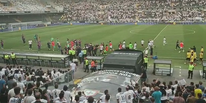 VIDEO: Navijači Vitorije gađali stolicama igrače Hajduka, nakon što su se ovi pozdravili s Torcidom