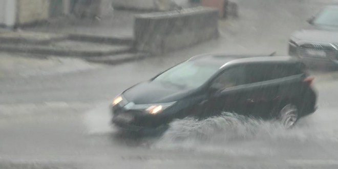 VIDEO Prva 'prava' ljetna kiša izazvala kaos na splitskim prometnicama