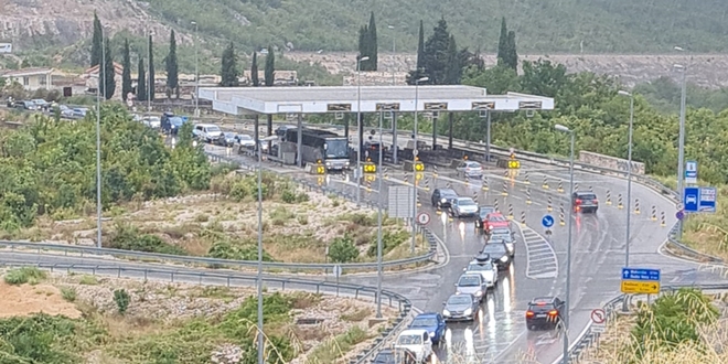 GUŽVE U PROMETU Zatvoren tunel Sveti Rok, kolona je oko 7 kilometara