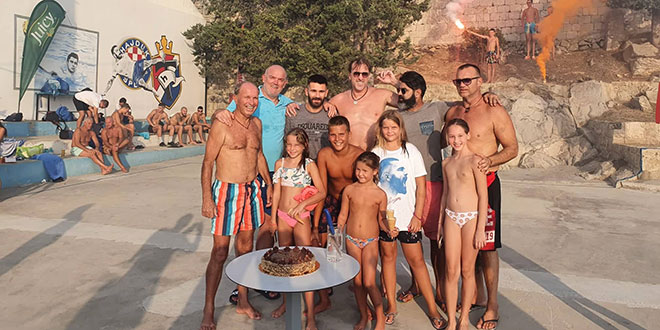 VIDEO: Pjesma i torta za slavljenika na popularnoj plaži na Jadrana!