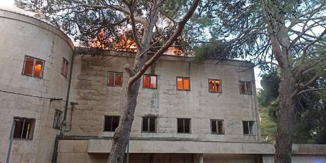 Planuo napušteni hotel u Bolu, vatrogasci će cijeli dan raditi na objektu