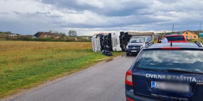 FOTOGALERIJA Nevrijeme čupalo krovove, obaralo kamione, lomilo stabla