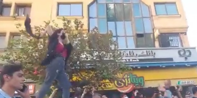 Policija ubija mlade Iranke na ulicama. One i dalje marširaju