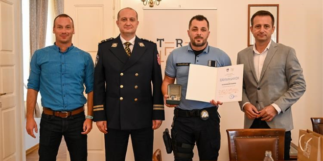 Policajac Aleksandar Šubara dobio nagradu Grada Trogira