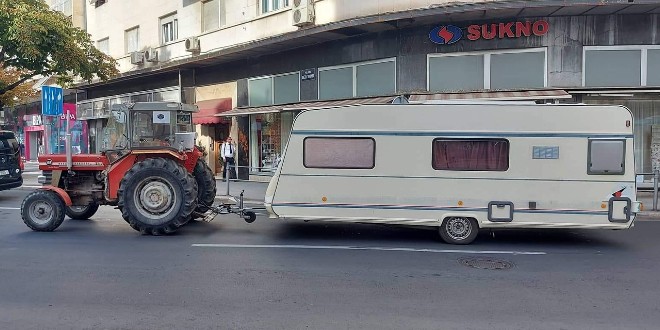NEVJEROJATAN PRIZOR Na godišnji u Split stigao traktorom kojim vuče kamp kućicu