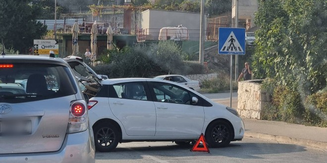 DVA SUDARA S ČETIRI AUTOMOBILA KRAJ LOVRINCA Jedan od sudionika nesreće se udaljio prije dolaska policije