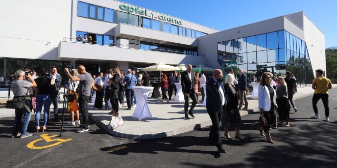 FOTO/VIDEO Pogledajte kako je bilo na otvorenju Apfel Arene u Makarskoj