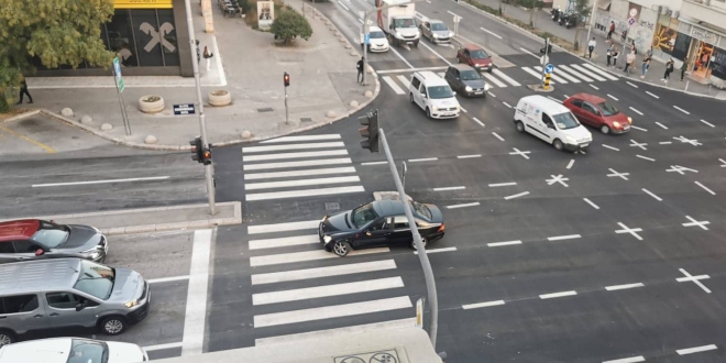 Nova signalizacija na križanju kod Kroma zbunjuje vozače