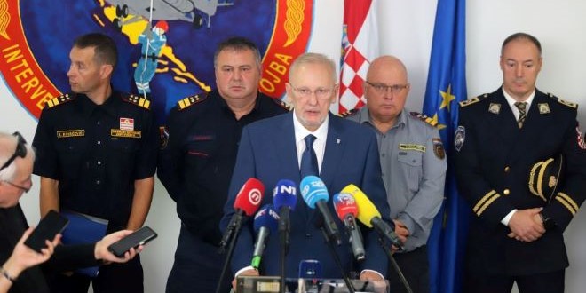 MINISTAR BOŽINOVIĆ U DIVULJAMA 'Država će morati nalaziti novce za zapošljavanje vatrogasaca'