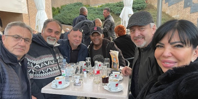 Ekipa iz Večernje škole pozirala zajedno, fanovi oduševljeni