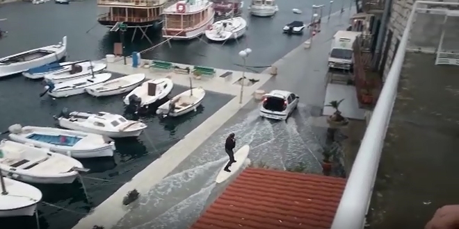 VIDEO Potopljena obala ne smeta ekipi iz Stomorske