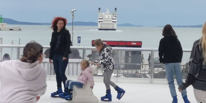 SPLIT Dječji doček Nove godine na ledu uz dolazak Djeda Božićnjaka