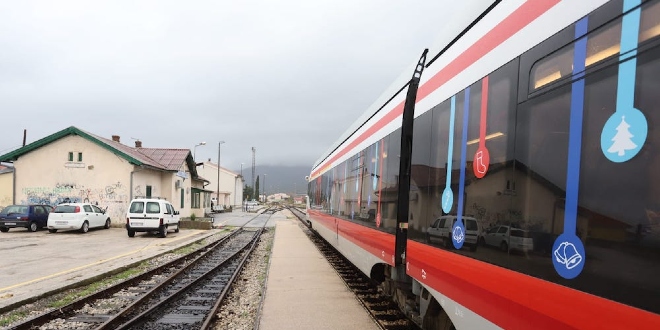 Pokvario se vlak za Split, putnici satima čekali na vrućini