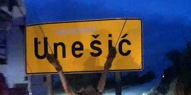 UZNEMIRUJUĆE Vuk obješen na prometnom znaku na ulazu u Unešić