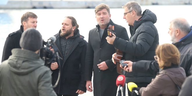 ADVENT U METKOVIĆU Klapa Iskon u Gradskom parku