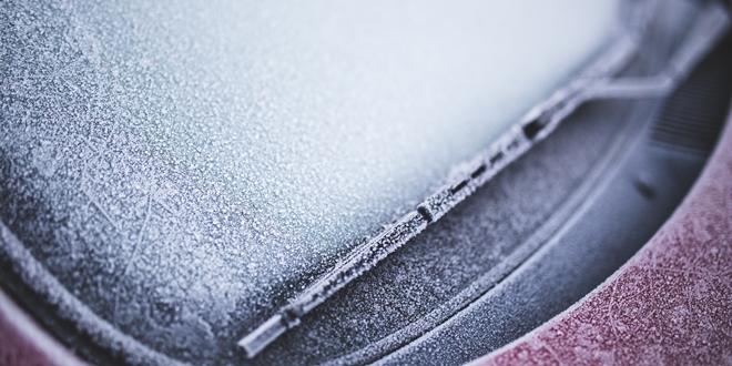 Kako najbrže i najlakše odmrznuti stakla na automobilu?