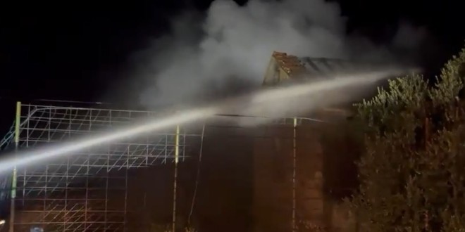 VIDEO: U Dolu na Hvaru potpuno izgorjela kuća, vatrogasci je nisu uspjeli spasiti