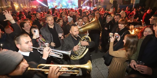 FOTO/VIDEO ADVENT PROKURATIVE Kočani orkestar rasplesao Splićane