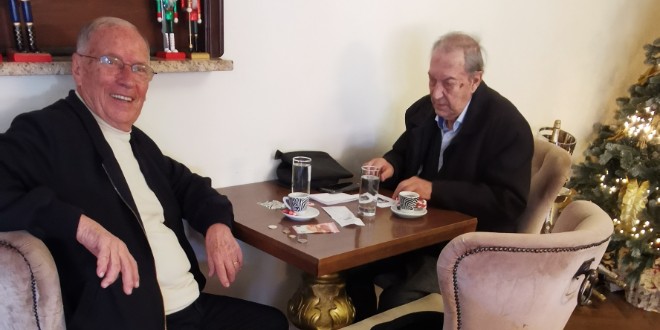 Bivši splitski gradonačelnik prof. Slapničar i liječnik dr. Kalilić ispili prvu umirovljeničku kavu 'u eurima'