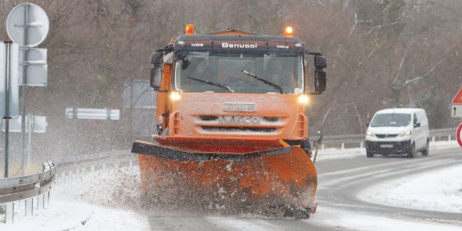 Obilne oborine u noći, upaljen crveni meteoalarm zbog olujne bure