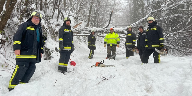 NEVRIJEME U HRVATSKOJ Osmero vatrogasaca pješice se probijalo kroz snijeg da oslobode puteve