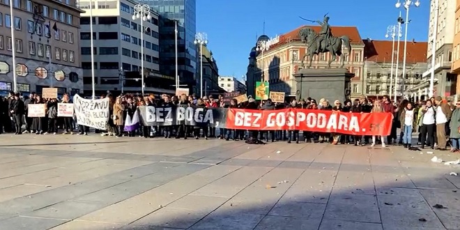 VIDEO Molitelje na koljenima u Zagrebu dočekali prosvjednici