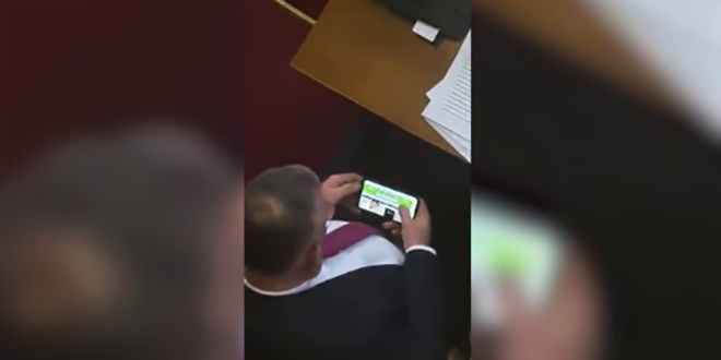 VIDEO Srpski zastupnik gledao porniće za vrijeme rasprave