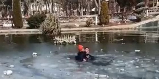 VIDEO Djevojčica preživjela potres u Turskoj pa upala u zaleđeno jezero