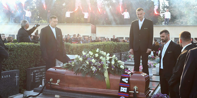 FOTO/VIDEO Petar Nadoveza ispraćen na posljednje počivalište uz bakljadu Torcide i pjesmu 'Kada umren umotan u bilo'