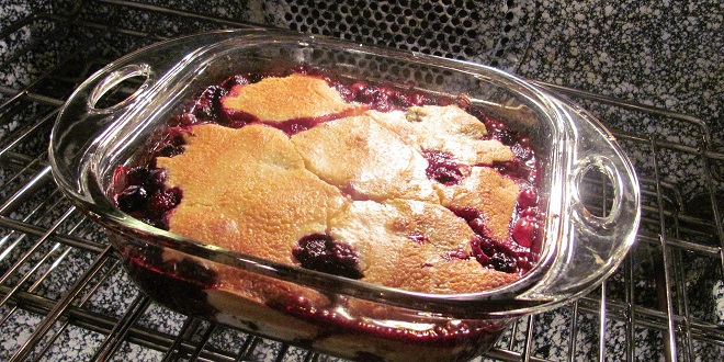 RECEPT Crumble s višnjama i grčkim jogurtom
