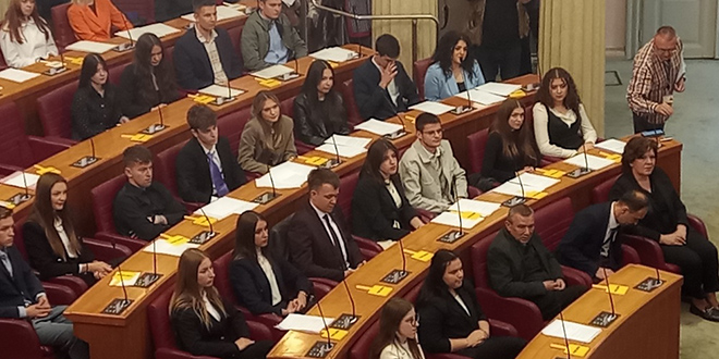 FOTO Splitski gimnazijalci u Saboru