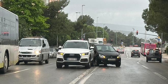 JOŠ JEDNA PROMETNA Sudar u Ulici Hrvatske mornarice