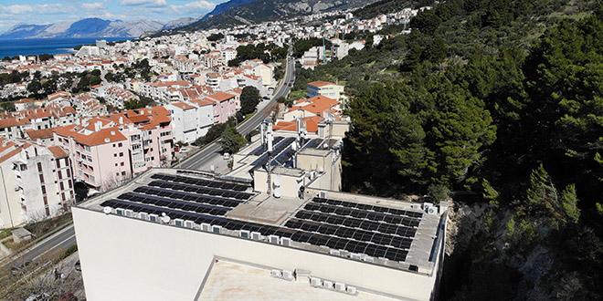 Solarne elektrane na krovovima: Nova era poslovanja na Makarskoj rivijeri!