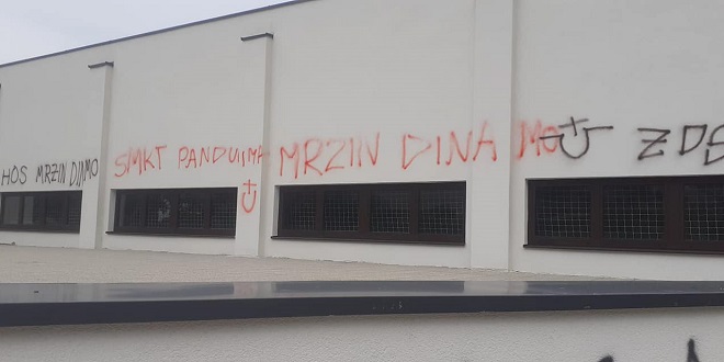 FOTOGALERIJA Zgrada osnovne škole Jesenice Dugi Rat osvanula išarana neprimjerenim grafitima